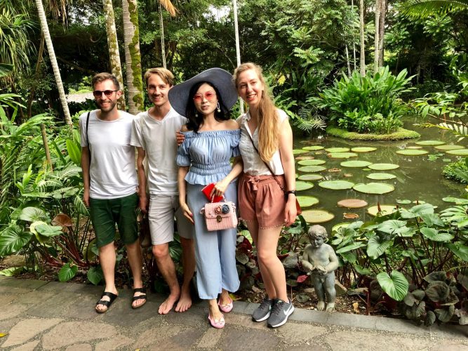 In the Botanical Garden, we met this friendly and talkative lady. The weekend after, we met her again by chance. And then later again. Strange world.